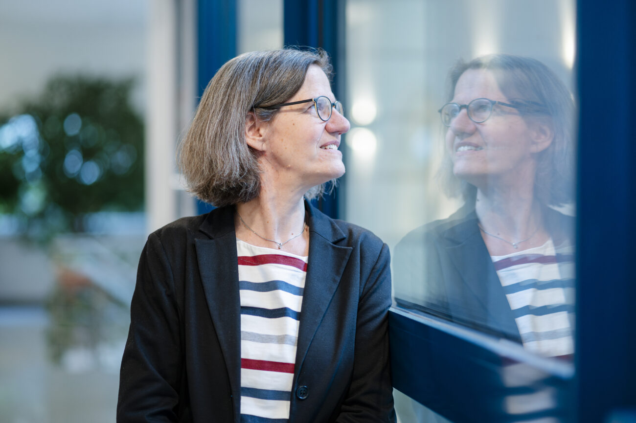 Auf dem Foto ist Porf. Dr. Julia Inthorn zu sehen. Sie ist Professorin für Angewandte Ethik an der HFPH.