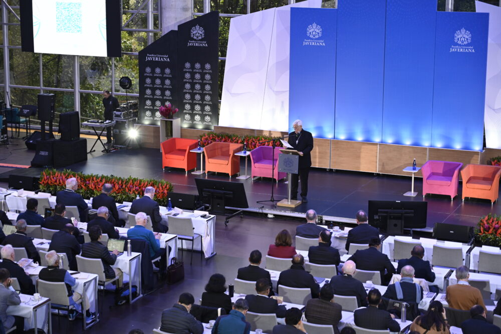Pater General Sosa SJ bei der Eröffnungsrede der IAJU Assembly 2025