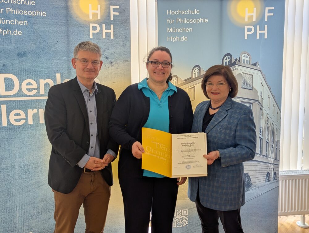Studentin Donata Felbermeir bekommt den Bachelor-Preis von pro Philosophia e.V. überreicht