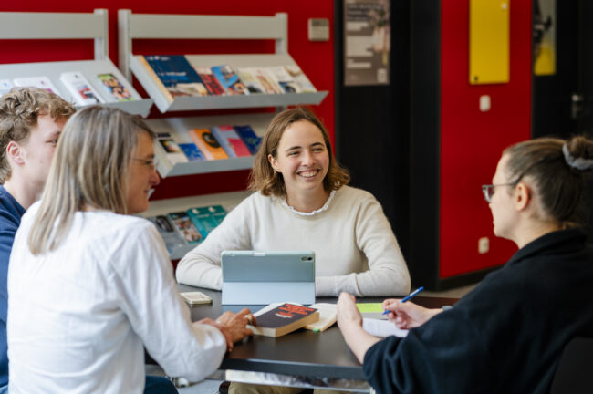 Schülerinnen und Studierende im Gespräch mit Prof