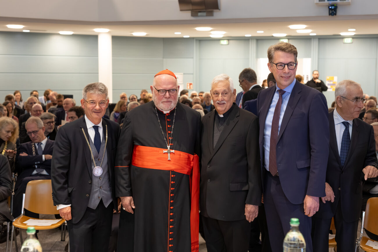 Hochschulpräsident Johannes Wallacher mit Reinhard Kardinal Marx, Pater Arturo Sosa und Staatsminister Markus Blume MdL