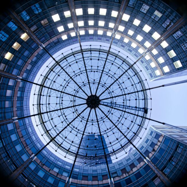 Glaskuppel, durch die man ein Hochhaus sieht