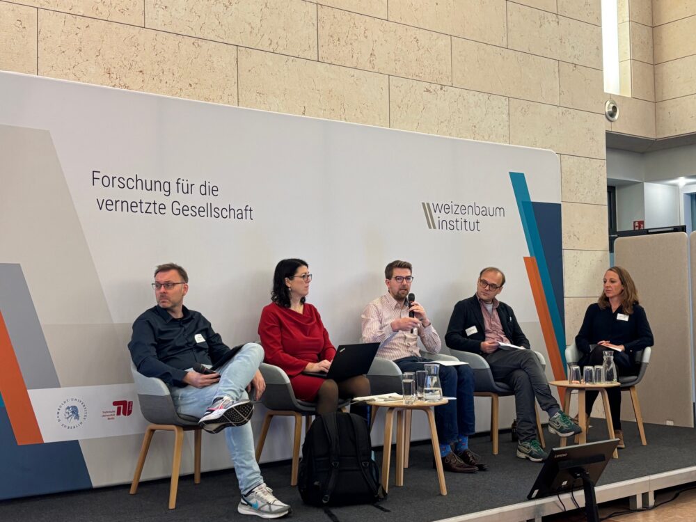 Fünf Pannelisten bei auf der Bühne des Workshops.