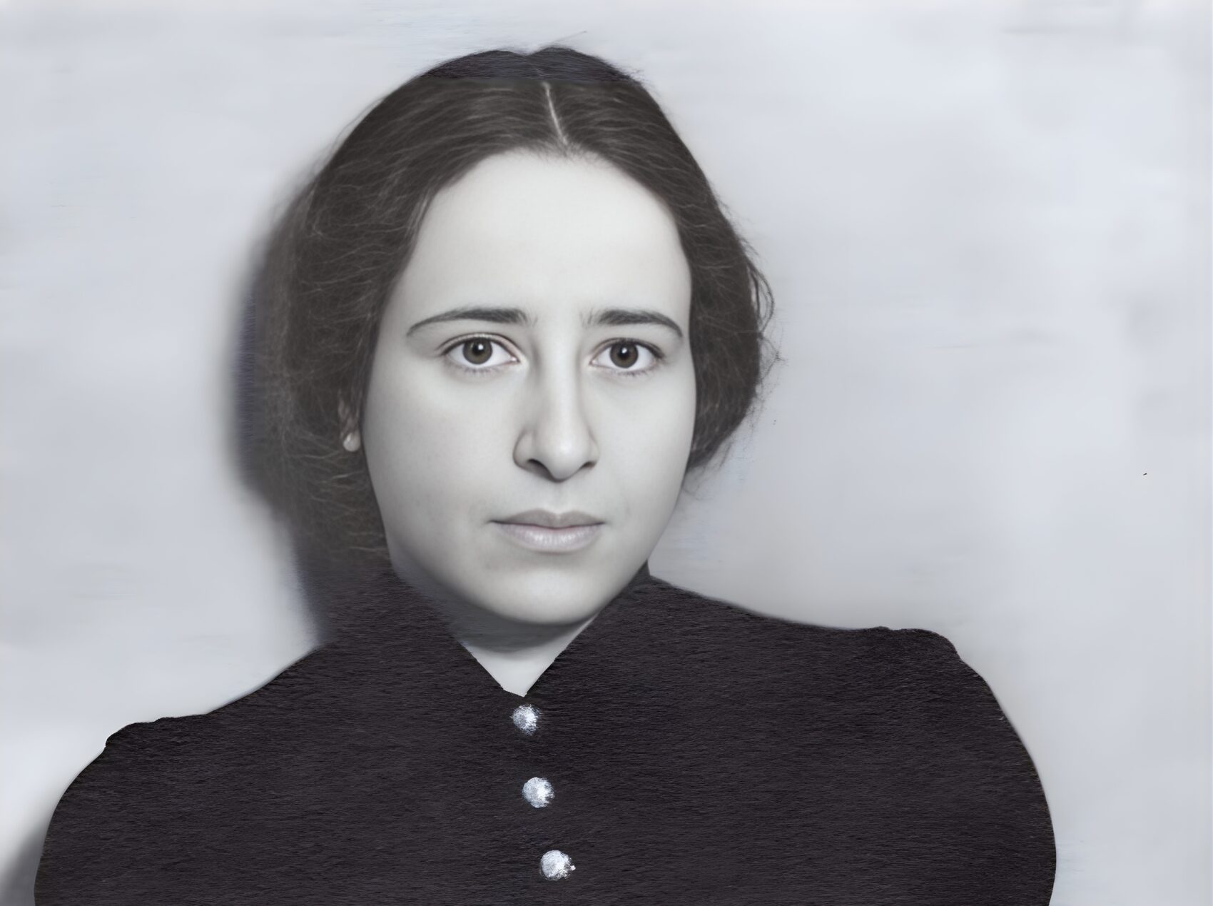Porträt der jungen Hannah Arendt, die selbstsicher direkt in die Kamera blickt