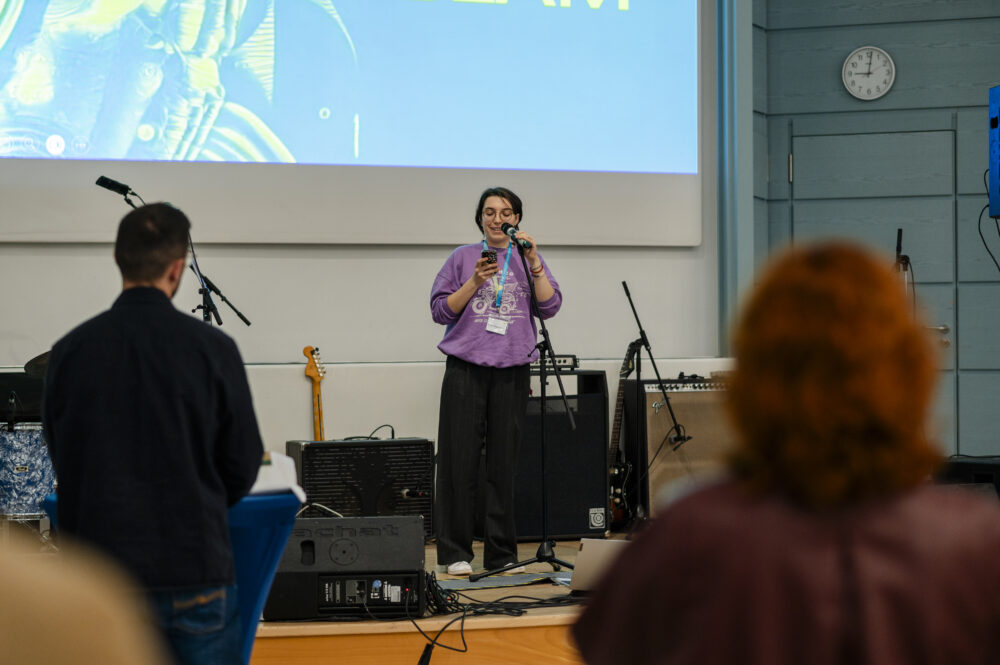 Clara am Mikrofon für ihren Auftritt beim Poetry Slam der PhiloSomnia