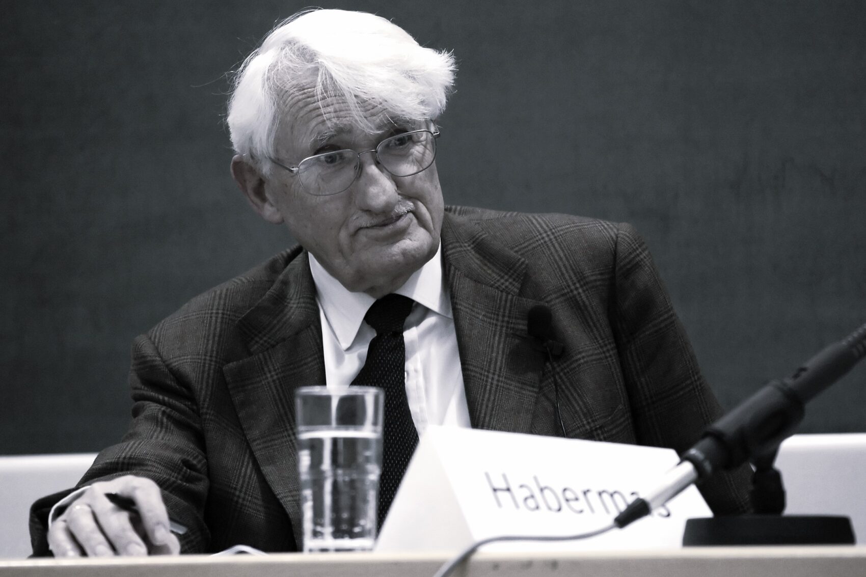 Jürgen Habermas 2007 bei einer Podiumsdiskussion in der Aula der Hochschule für Philosophie München