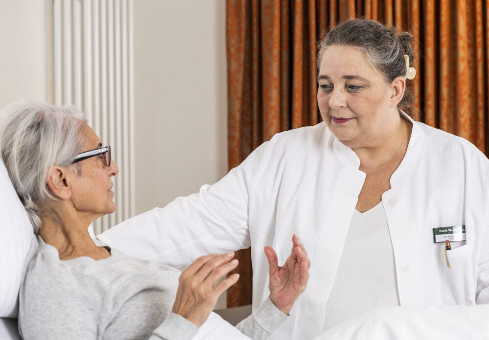 Medizinethik Studentin und Chefärztin Frau Dr. Rupp mit Patientin in der Klinik Wartenberg