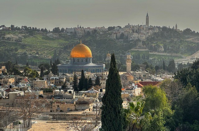 Ein Blick über die Stadt Jerusalem, der Kirchen Moscheen und die Dächer der Stadt zeigt