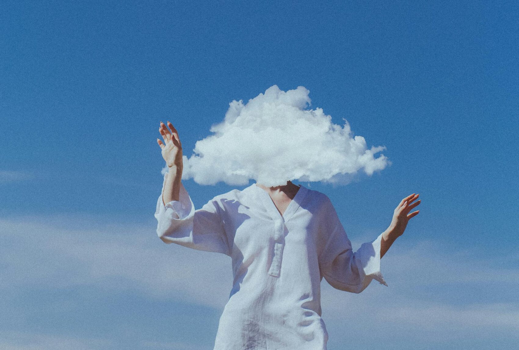 Frau sucht nach Orientierung: mit ihrem Kopf in den Wolken ist die Sicht versperrt