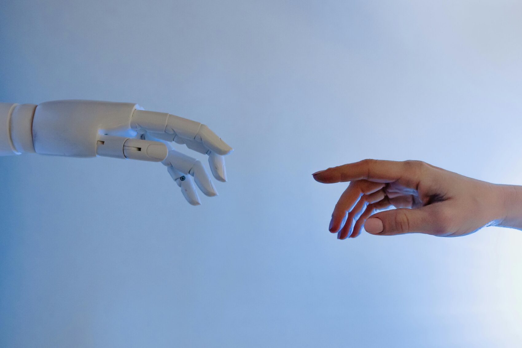 Menschenhand und Roboterhand berühren sich