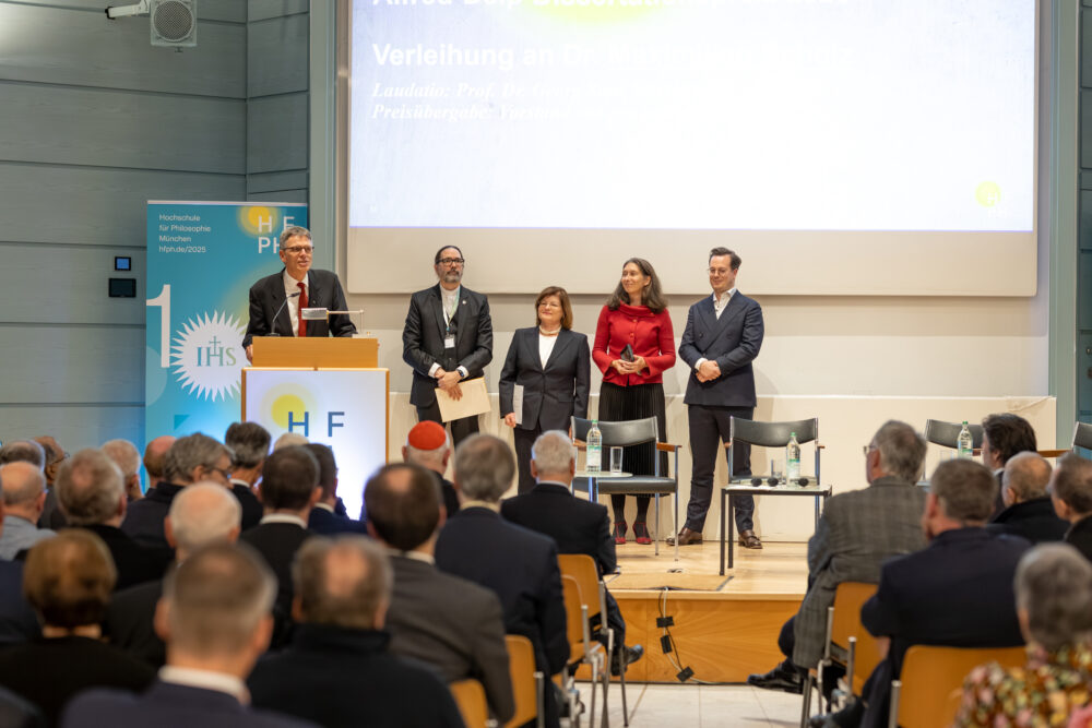Alfred Delp Preis Verleihung beim Festakt der HFPH (v.l.n.r. Georg Sans SJ,Patrick Zoll SJ,Adele Schlechta, Dr. Monica Streck und Preisträger Maximilian Scholz