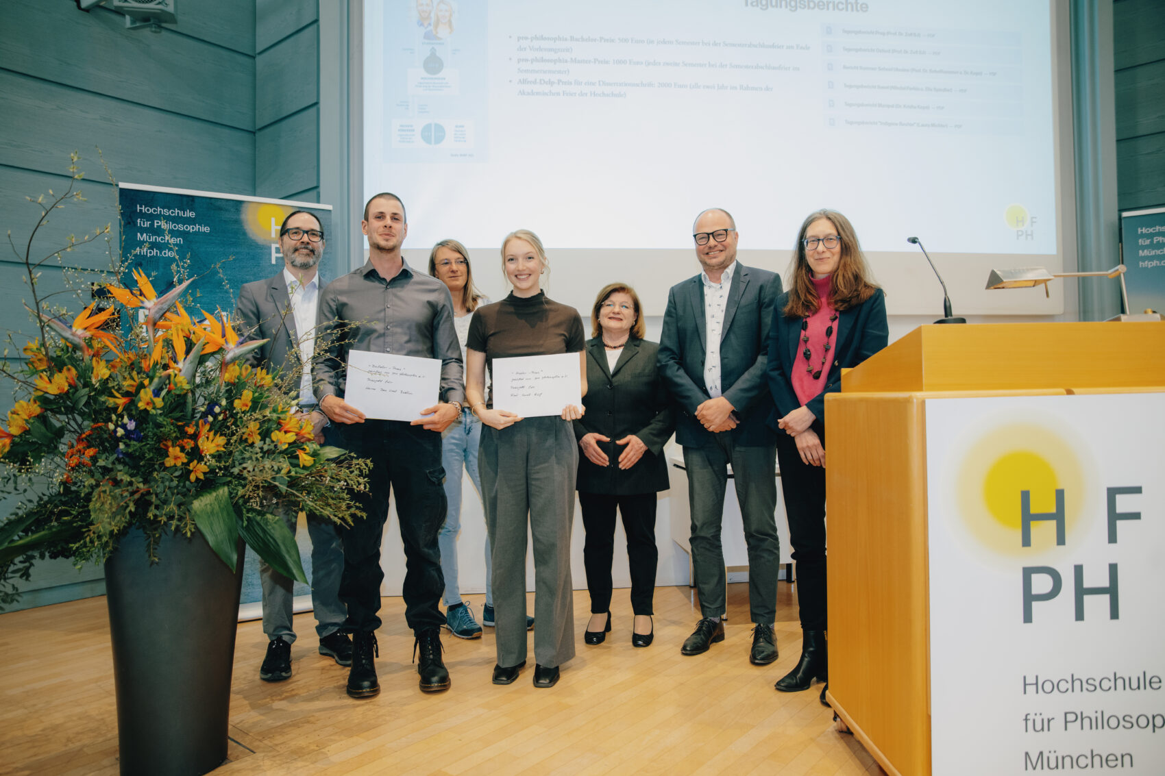 Preisverleihung der pro-philosophia Bachelor und Masterpreise mit (v.l.n.r) P. Patrick Zoll SJ, Gewinner Ben Böhm, Prof.Dr. Barbara Schellhammer, Gewinnerin Sarah Ruf, Prof. Dr. Michael Reder und