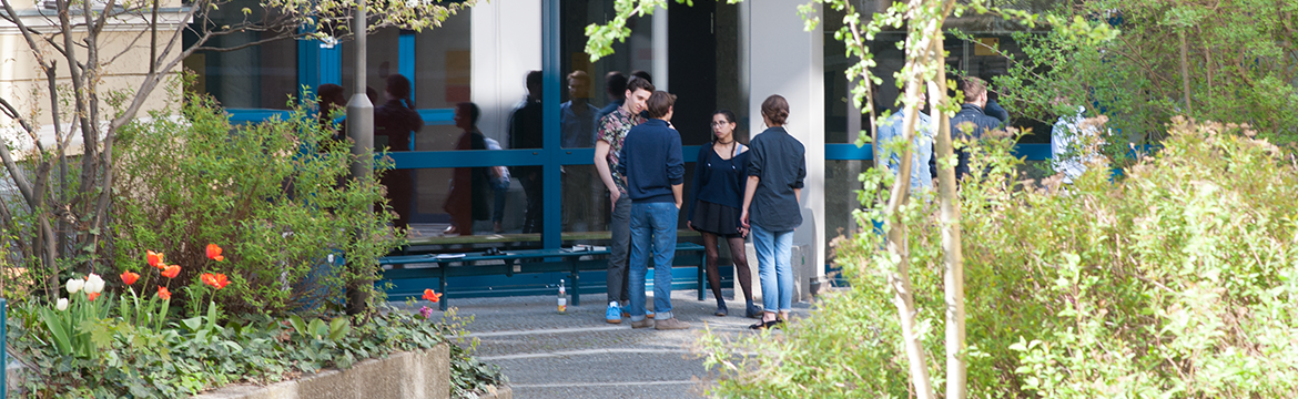 Studierende diskutieren im Innenhof der HFPH.